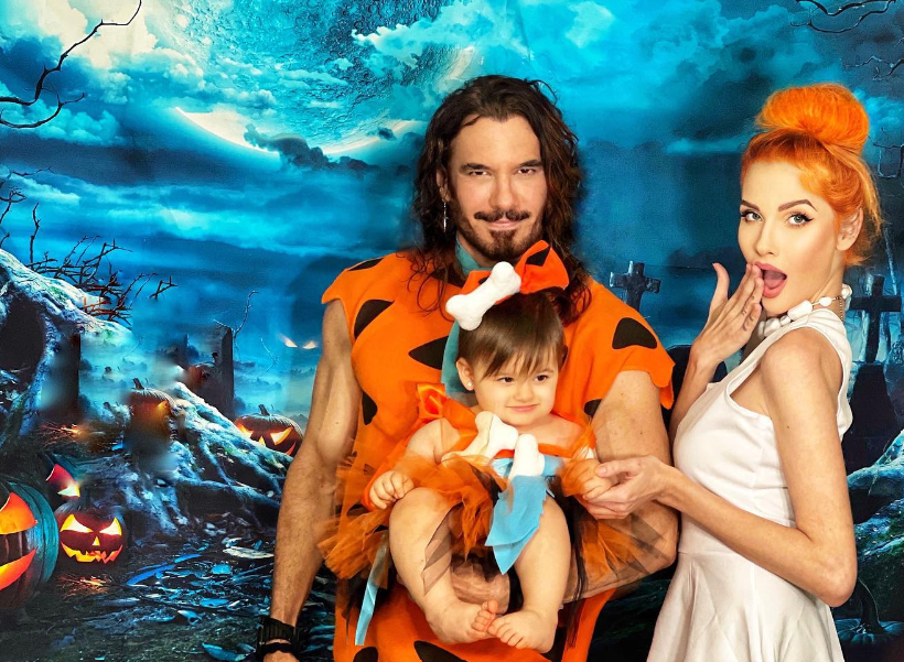 Halloween 2023: Gregušová a Cimarro sa s dcérkou Brianou prezliekli za Flinstonovcov.