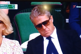 SLAVNI GLUMAC ZASPAO NA NOVAKOVOM MEČU Kamere ga snimile kako kunja i to tik iza KRALJICE KAMILE, a video blama godine proširio se brže od ĐOKOVIĆEVOG SERVISA