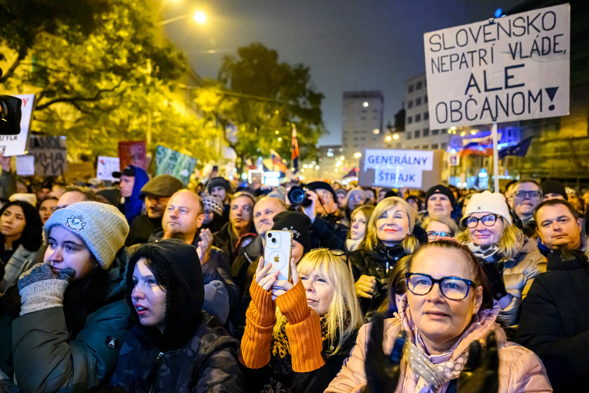 Ľudia držia transparenty počas zhromaždenia troch opozičných strán - PS, SaS a KDH - ktoré sa konalo pri príležitosti 35. výročia Nežnej revolúcie na Námestí SNP v Bratislave.