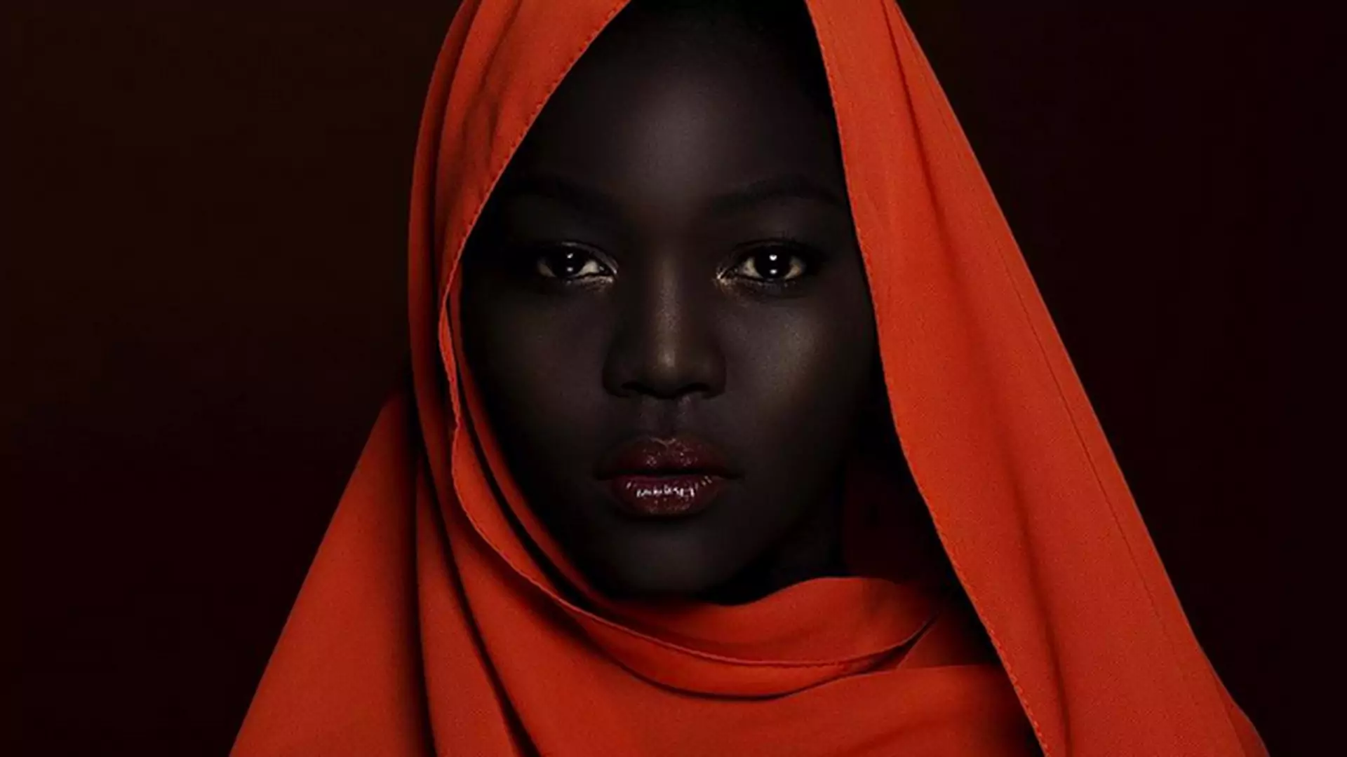 "Królowa ciemności" - przepiękna modelka z Sudanu pokazuje, jak kochać siebie