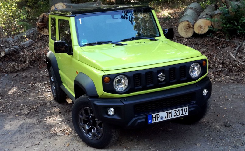 Suzuki Jimny nowej generacji to kanciasta karoseria o długości 3,6 m. Klasyczne okrągłe reflektory nawiązują do do przodków tego modelu, ale kryją diody LED