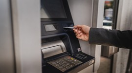 Masz kartę Visa lub Mastercard? Szykuj portfel, bo za wypłatę gotówki z bankomatu zapłacisz nawet dwa razy więcej