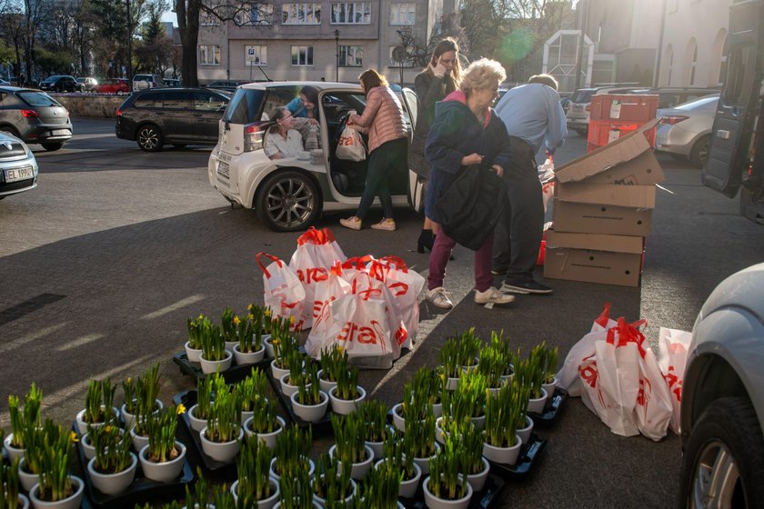 Wielkanoc w czasach zarazy. W Łodzi rozdawano żywność