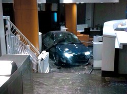 Desperat samochodem chciał rozjechać polityków w Madrycie. ZDJĘCIA