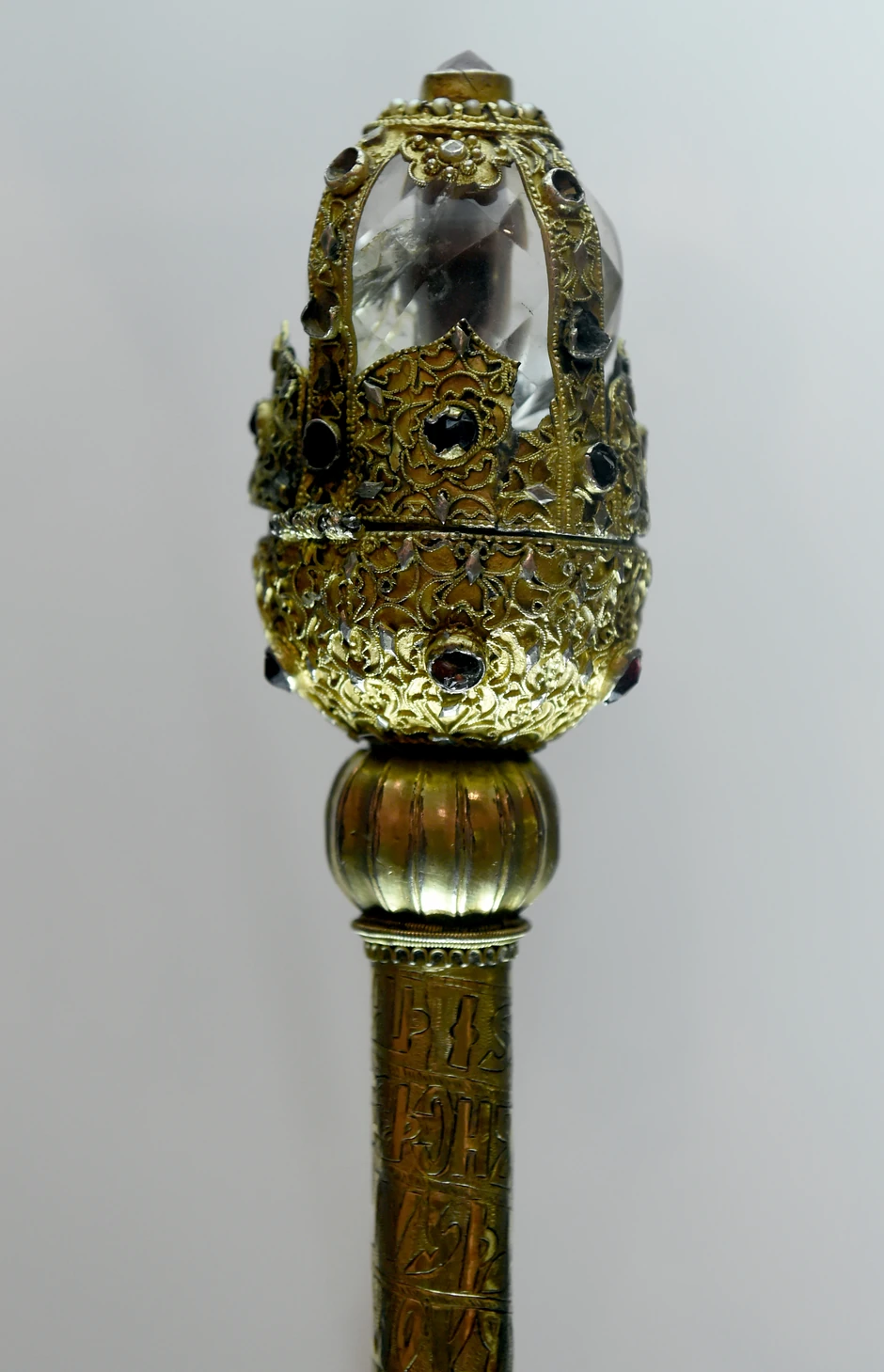 Žezlo ili štap Svetog Save: okovan srebrom i zlatom, sa poludragim kamenjem, gorskim kristalima  - dugačak je 143 cm. Danas se čuva u manastiru Mileševi