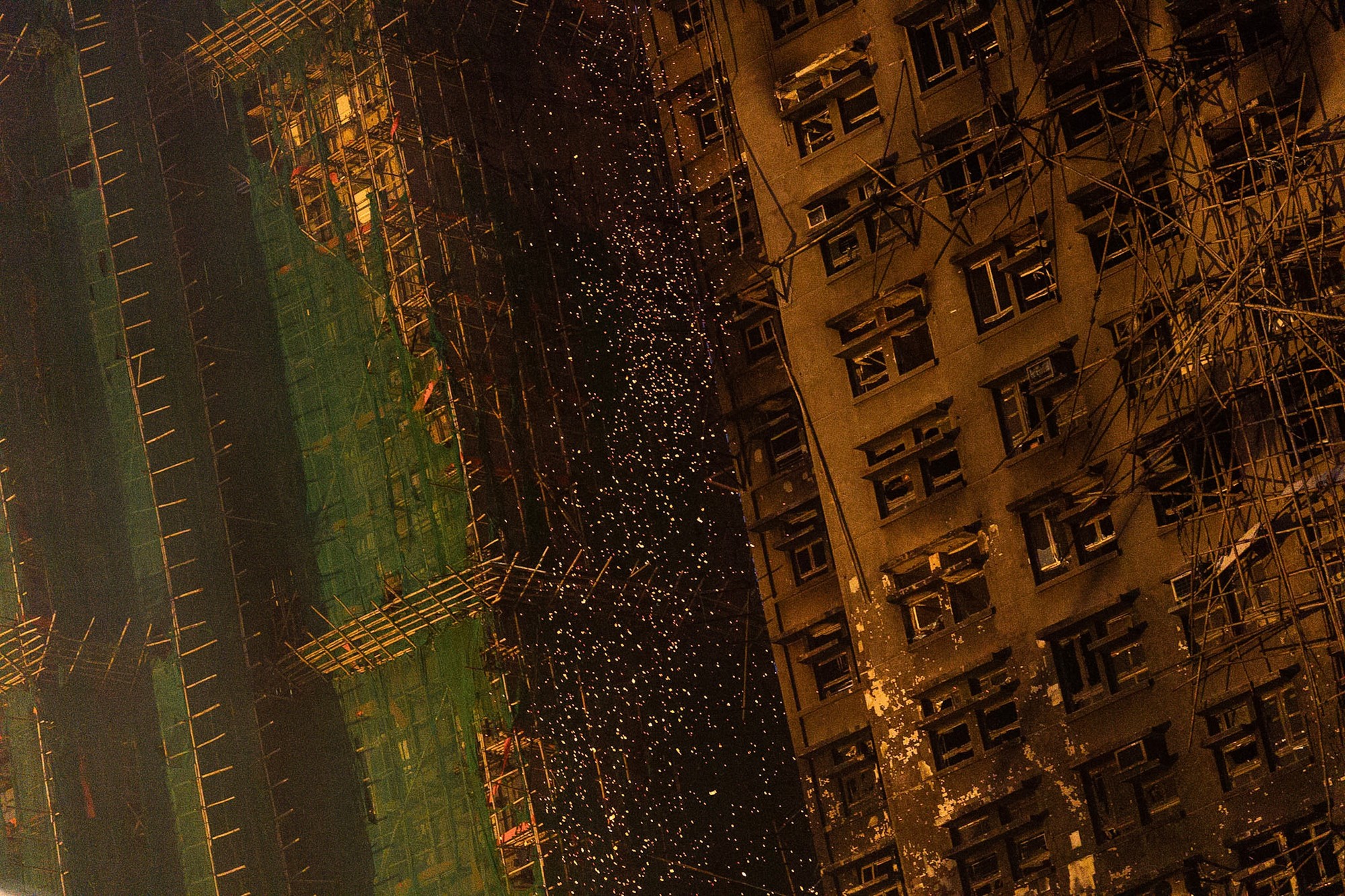 Požiar výškového obytného komplexu v mestskej štvrti Tchaj Po na severe Hongkongu.