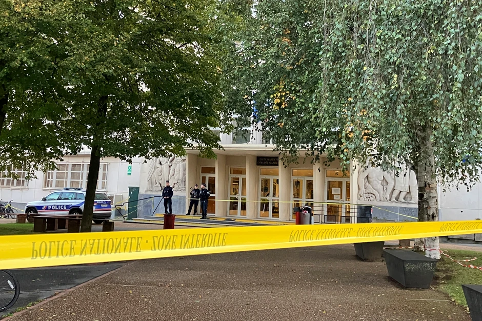 Policija ispred škole u francuskom gradu Aras