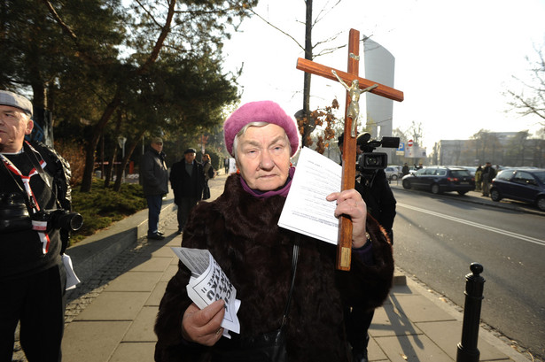 Policja spisała grupkę osób, które pojawiły się przed Sejmem z drewnianym krzyżem