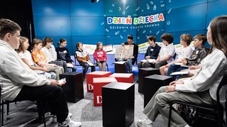 Dzieci piszą artykuły do wydania specjalnego DGP