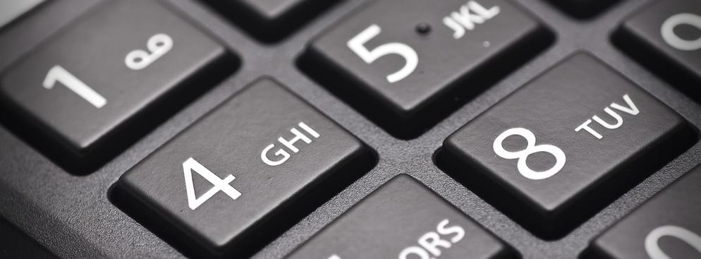 <strong>UOKiK wygrywa w sądzie - Orange</strong><br /><br />

Polska Telefonia Komórkowa Centertel (obecnie Orange Polska) działała niezgodnie z prawem utrudniając konsumentom przeczytanie umowy przed jej zawarciem. Sąd Ochrony Konkurencji i Konsumentów zgodził się ze stanowiskiem UOKiK</strong><br /><br />

Gdy umowa o świadczenie usług telekomunikacyjnych jest zawierana lub zmieniana na odległość (np. przez telefon lub Internet), operator powinien dostarczyć konsumentowi kontrakt w wersji pisemnej. Postępowanie UOKiK wykazało m.in., że spółka PTK Centertel (obecnie Orange Polska) wywierała na swoich klientów niedopuszczalną presję, wymagając aby podpisywali umowę w obecności kuriera. Zdaniem UOKiK, stosowana przez Orange praktyka utrudniała konsumentom przeczytanie ze zrozumieniem kontraktu przed jego podpisaniem. Tymczasem, zgodnie z prawem, konsument powinien mieć realną możliwość zapoznania się z wzorcem umownym przez złożeniem podpisu tak, aby znał wiążące go postanowienia.</strong><br /><br />

Wyrok sądu dotyczy decyzji Prezes UOKiK z grudnia 2010 r. Sąd podzielił stanowisko UOKiK, jednak obniżył karę pieniężną do 13 937 400 zł. Za okoliczność łagodzącą uznane zostało podjęcie przez PTK Centertel (obecnie Orange Polska) negocjacji ze spółką kurierską w celu zmiany sposobu doręczania przesyłek. Wyrok SOKiK w Warszawie z 2 kwietnia 2014 r. (XVII Ama 51/11) nie jest prawomocny, stronom przysługuje apelacja.</strong><br /><br />