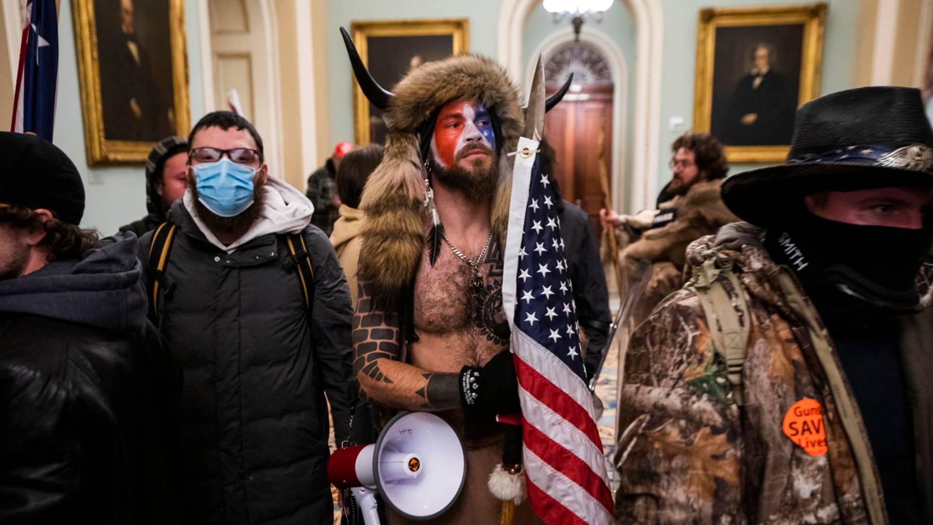 Nezapamćeni haos u Americi - Trampove pristalice napale policiju i upale u Kongres, ima povređenih