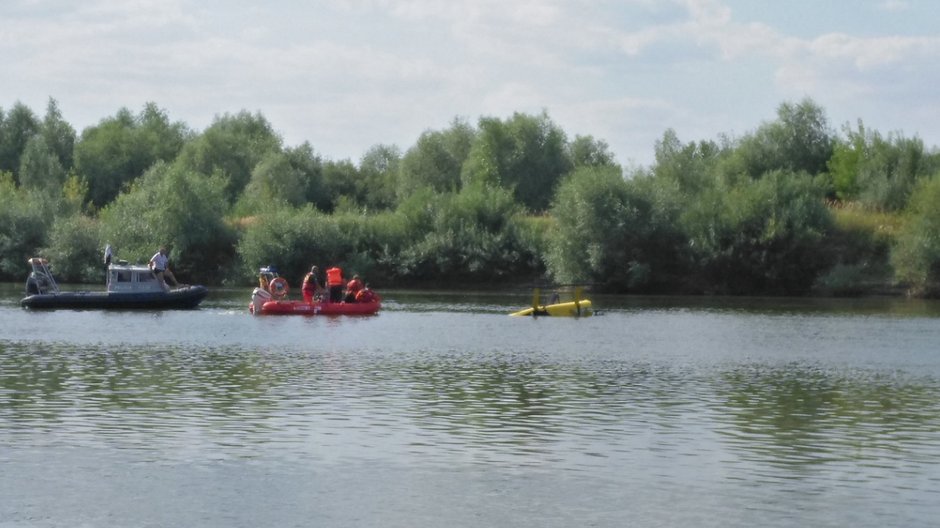 Zdjęcie z miejsca katastrofy. Widać na nim fragment zatopionego w Wiśle śmigłowca Robinson R44