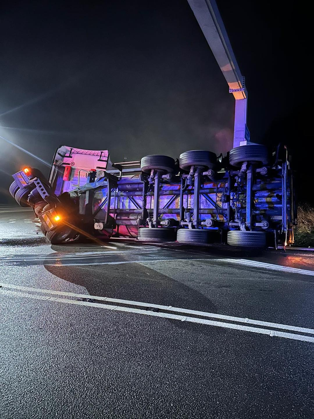 V okolí Svrčinovca došlo k úniku formaldehydu po nehode nákladného vozidla s prívesom ADR.