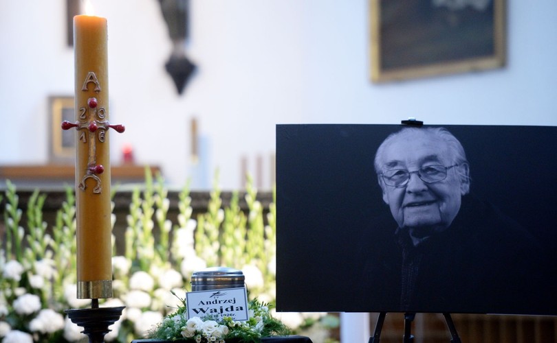 Urna z prochami Andrzeja Wajdy wystawiona w kościele św. Jacka w Warszawie