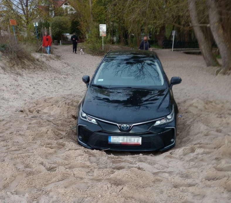 Wjechał samochodem na plażę