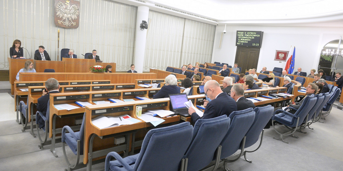 W sobotę Sejm uchwalił pakiet ustaw wchodzących skład tarczy antykryzysowej. Szacowana całkowita wartość pakietu to co najmniej 10 proc. PKB. W poniedziałek projektem zajmie się Senat.