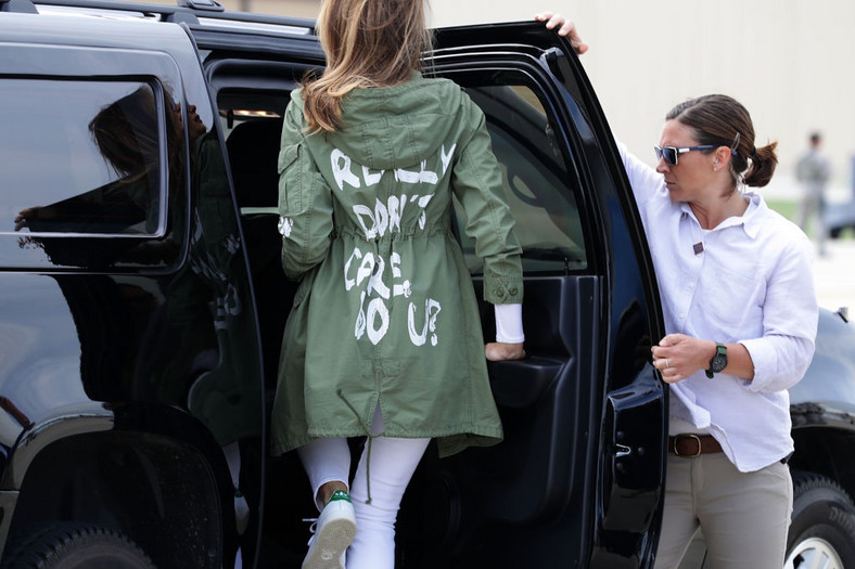 Melania Trump w płaszczyku z napisem " Ja naprawdę się nie przejmuję. A Ty?" w 2018 r.