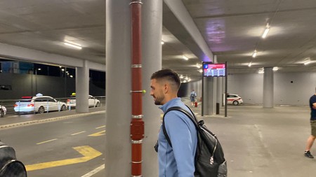 Dušan Tadić na aerodromu 