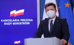 Ostra wymiana zdań między Dworczykiem a Piaseckim. Poszło o wezwania lekarzy, którzy nie żyją