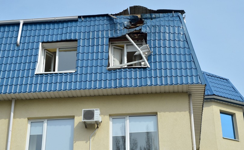 Zniszczony dach konsulatu