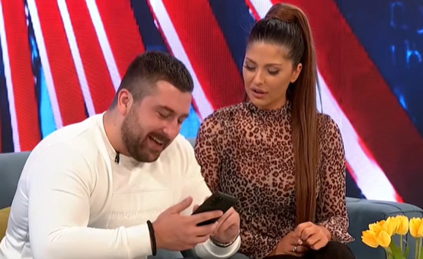 Mladen pokazuje voditeljki poruke sa Dalilom