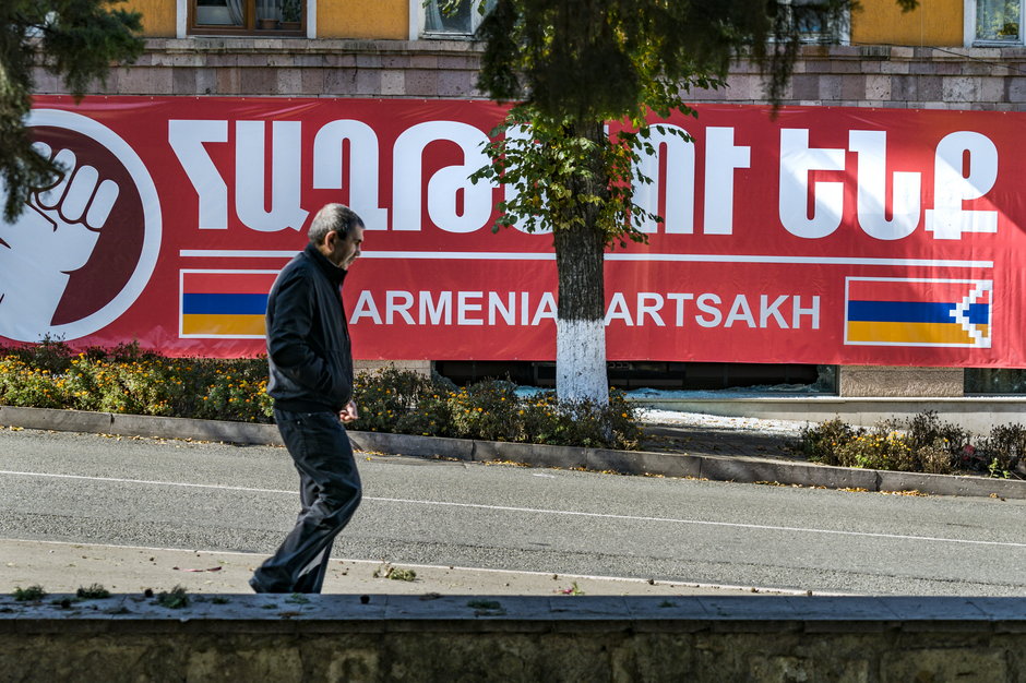 Plakaty popierające Armenię w Górskim Karabachu w październiku 2020 r.