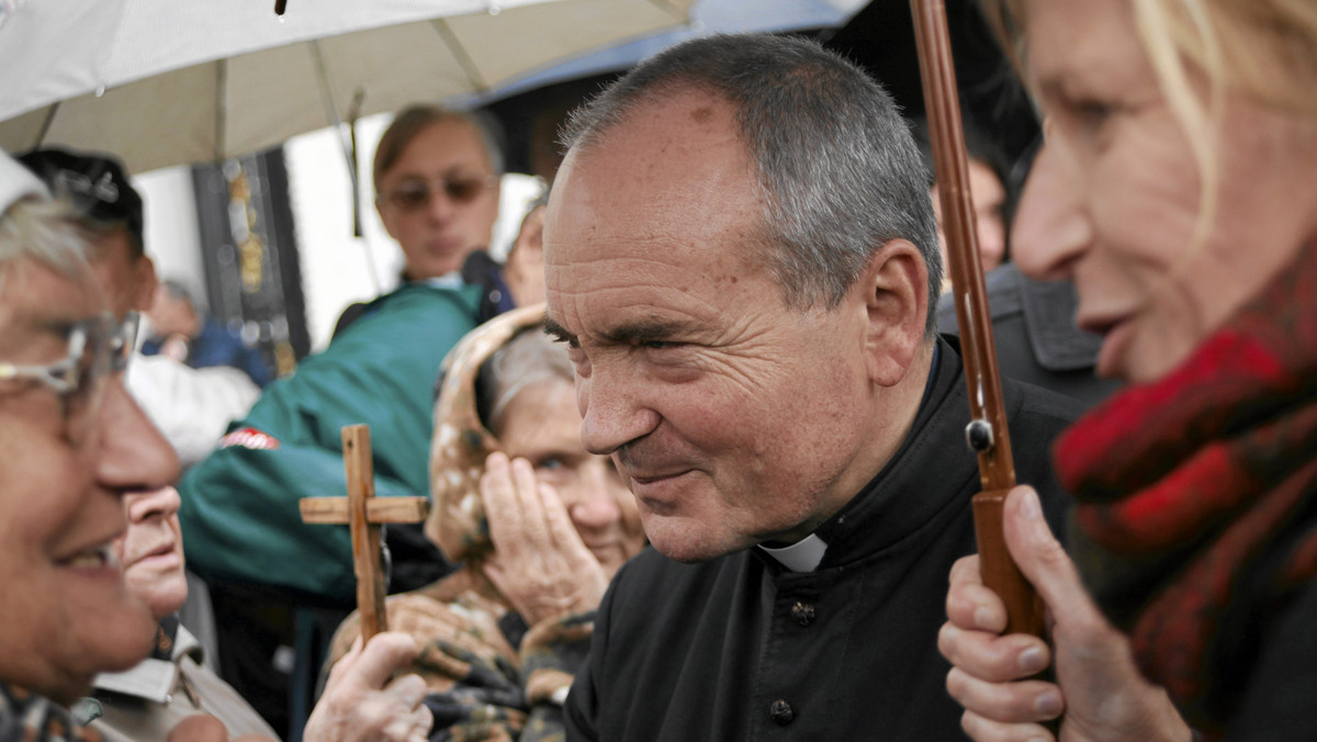 Ewa Żarska, dziennikarka Polsatu, została 10 lipca poturbowana na błoniach jasnogórskich podczas 19. Pielgrzymki Rodziny Radia Maryja. Sprawą zajęła się policja. Teraz na stronach Katolickiego Stowarzyszenia Dziennikarzy znany ksiądz Stanisław Małkowski, mówiąc o tym incydencie i "prostytuowaniu" się dziennikarzy, parafrazuje Pieśń Konfederatów Barskich: — Nigdy z kur... nie będę w aliansach.