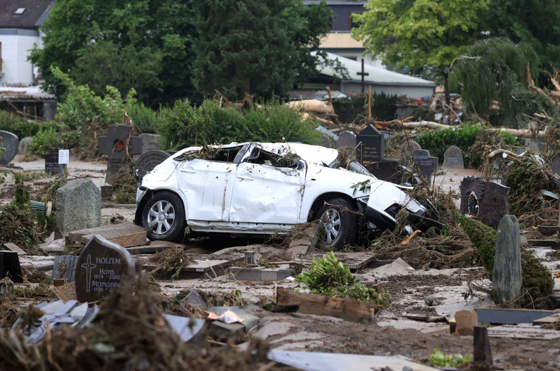 Samochód po powodzi osiadł na cmentarzu - Niemcy