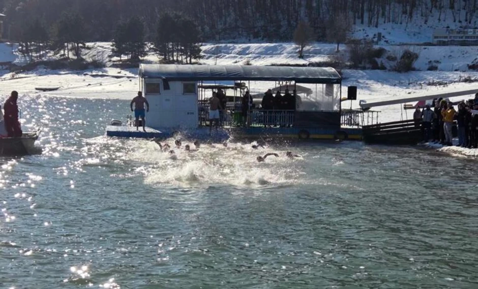 Ognjen prvi doplivao do Časnog krsta na Zlatarskom jezeru