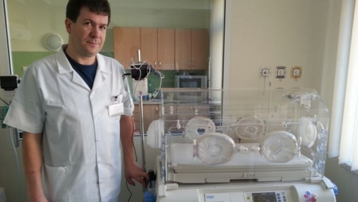 Szpital w Krapkowicach ma nowy sprzęt na oddziale noworodkowym. Placówka otrzymała dary od Wielkiej Orkiestry Świątecznej Pomocy. Inkubator zamknięty, stanowisko do resuscytacji, kardiomonitor, lampa do fototerapii oraz urządzenia do pomiaru bilirubiny już pracują i pomagają leczyć najmłodszych pacjentów.