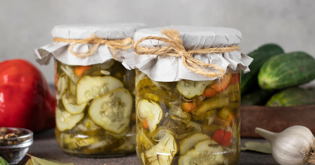 Sałatka z przerośniętych ogórków do słoików. Jakub Kuroń poleca ten przepis