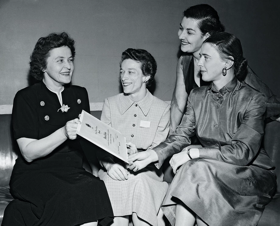 Maria Telkes (z lewej) z nagrodą za wkład w rozwój inżynierii, otrzymaną od Stowarzyszenia Kobiet Inżynierów w Nowym Jorku w 1952 roku.