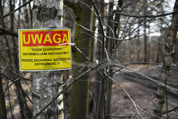 Tablica ostrzegawcza w zagrożonym terenie w Trzebini