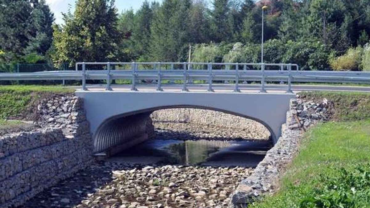 Dzięki dofinansowaniu powstał wygodny i bezpieczny most nad potokiem Badoń w Krośnie - podaje portal nowiny24.