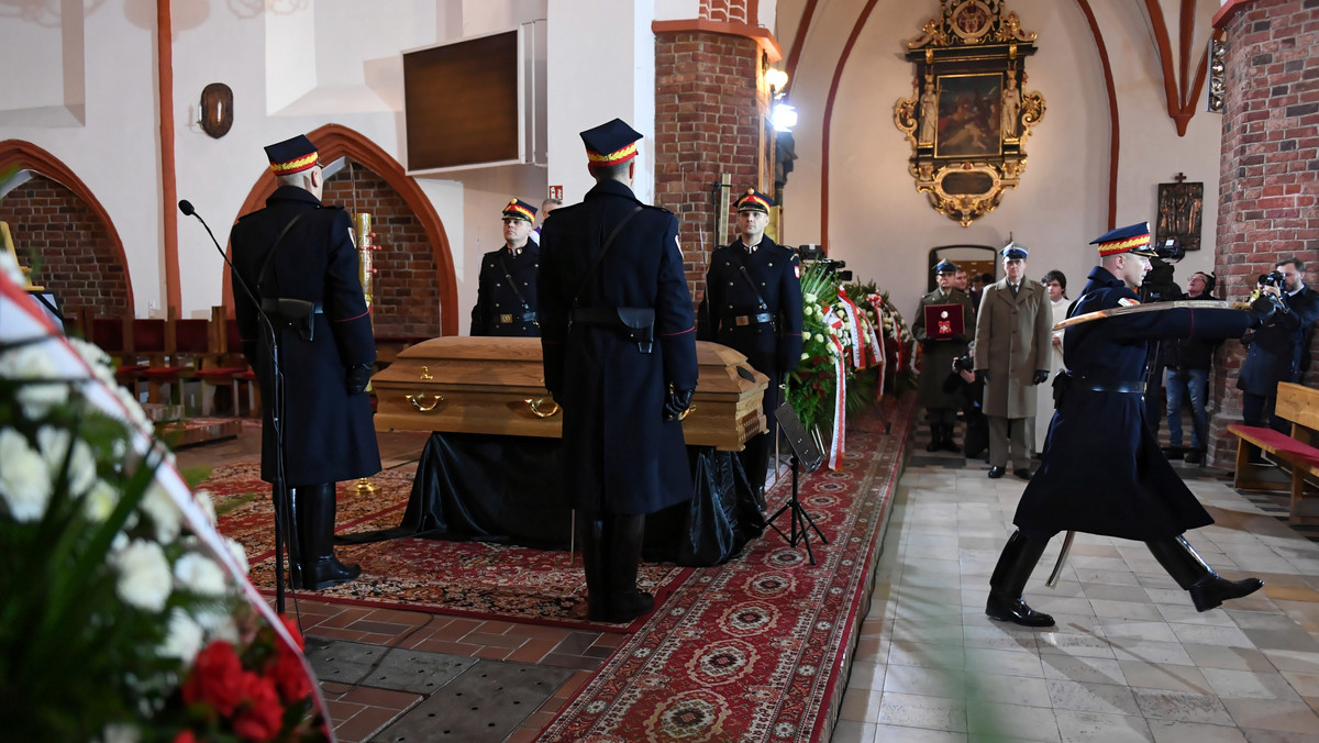 Prezydent Andrzej Duda odznaczył pośmiertnie posłankę Prawa i Sprawiedliwości Jolantę Szczypińską Krzyżem Komandorskim z Gwiazdą Orderu Odrodzenia Polski. Posłanka została odznaczona m.in. za działalność na rzecz przemian demokratycznych w Polsce.