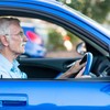 Stariji vozač automobila
