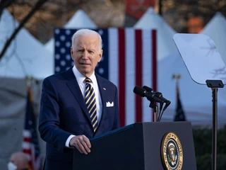 Joe Biden po objęciu władzy kazał nosić maski na terenie wszystkich nieruchomości, gruntów i środków komunikacji podlegających państwu. Zrealizował także obietnicę zaszczepienia przez pierwsze sto dni 100 mln obywateli