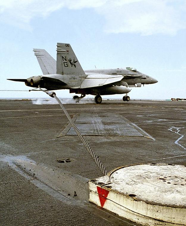  F/A-18 Hornet zahaczający się o czwartą linę na lotniskowcu USS Nimitz