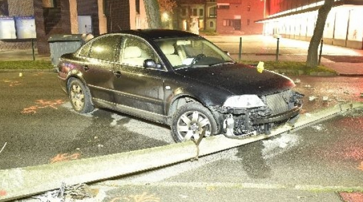 A szekszárdi férfi elveszítette uralmát a járműve felett, majd belecsapódott a villanyoszlopba / Fotó: police.hu