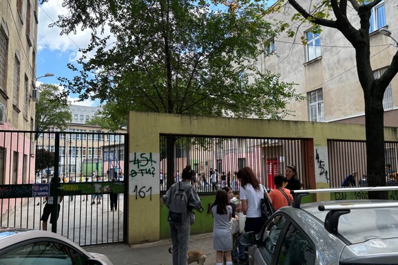 Počela obnova OŠ "Sveti Sava" u Beogradu: Đacima skraćeni časovi, nastava na više lokacije