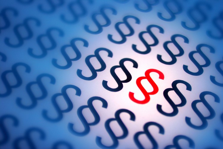 <strong>Uchwała z 9 czerwca 2017 r., III CZP 17/17</strong><br><br>

SN zajmował się problemem biegu przedawnienia roszczeń objętych bankowym tytułem egzekucyjnym (instytucja ta została uchylona przez trybunał, ale wydane BTE nadal są w obrocie) w sytuacji, gdy bank dokonał zbycia wierzytelności na rzecz firm windykacyjnych.

– Uznano, że w odniesieniu do takiego nabywcy wniosek o nadanie klauzuli wykonalności BTE nie przerywa biegu przedawnienia roszczenia objętego tym tytułem. Uchwała ta ma istotne znaczenie dla ochrony dłużników banków – wyjaśnia rzecznik prasowy SN i zarazem jego sędzia Michał Laskowski.

W największym uproszczeniu sędziowie uznali, że uprawnieniami przysługującymi bankom nie mogą posługiwać się firmy windykacyjne. W praktyce wiele wierzytelności, które fundusze sekurytyzacyjne mają w swoich portfelach, w jednej chwili się przedawniło.