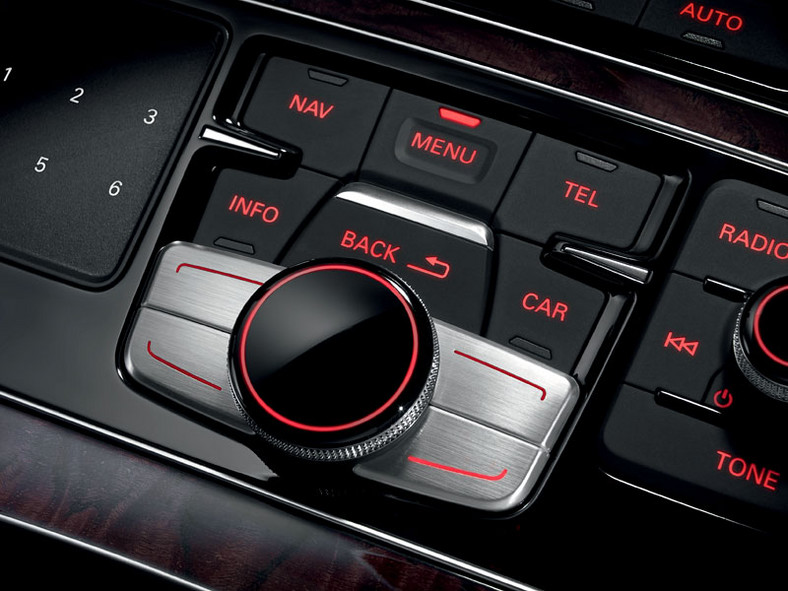 Audi A8 zna litery i znaki, o których istnieniu nie mam pojęcia