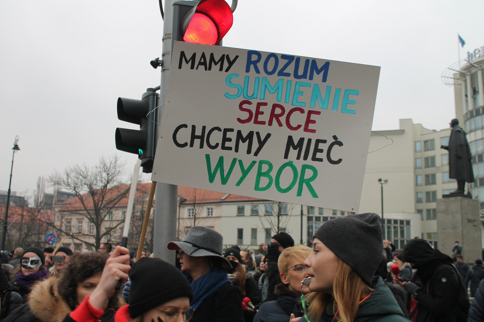 Transparenty na "czarnym proteście" w Warszawie