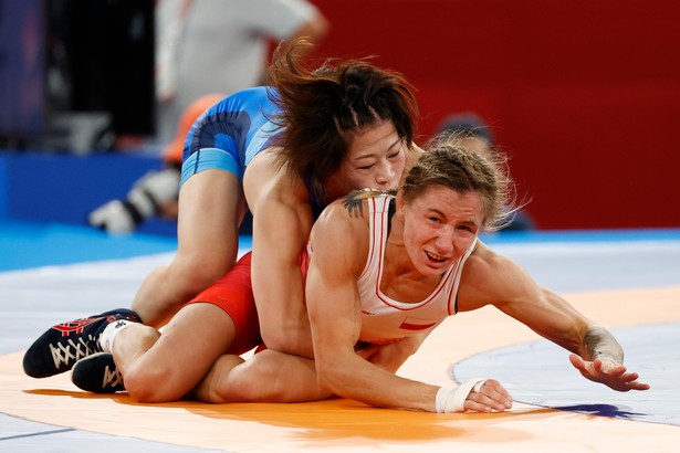 Roksana Zasina (P) podczas pojedynku z Japonką Mayu Mukaidą (L)