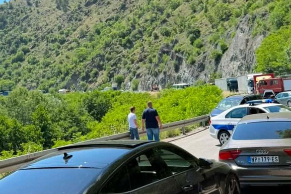 POVREĐENI PREVEZENI U BOLNICU! Teška nesreća na putu Kraljevo-Raška, stvaraju se zastoji (FOTO)
