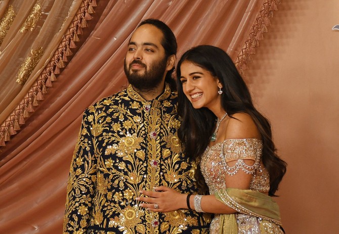 Anant Ambani sa suprugom