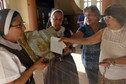 Wierni z Portoryko oglądają oficjalną relikwię Jana Pawła II, zawierającą krew papieża