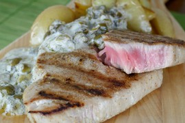 Mediteranska tuna s kaparima i mirođijom