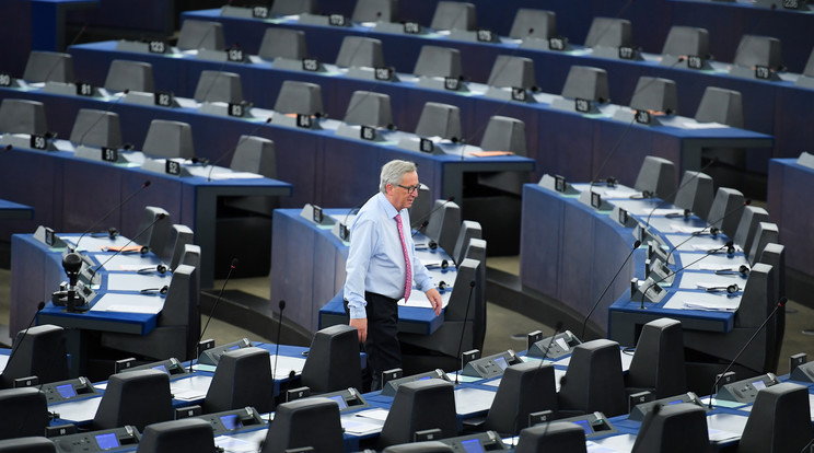 Az EB elnöke, Jean-Claude Juncker magányosan kóricált az ülésteremben /Fotó: AFP