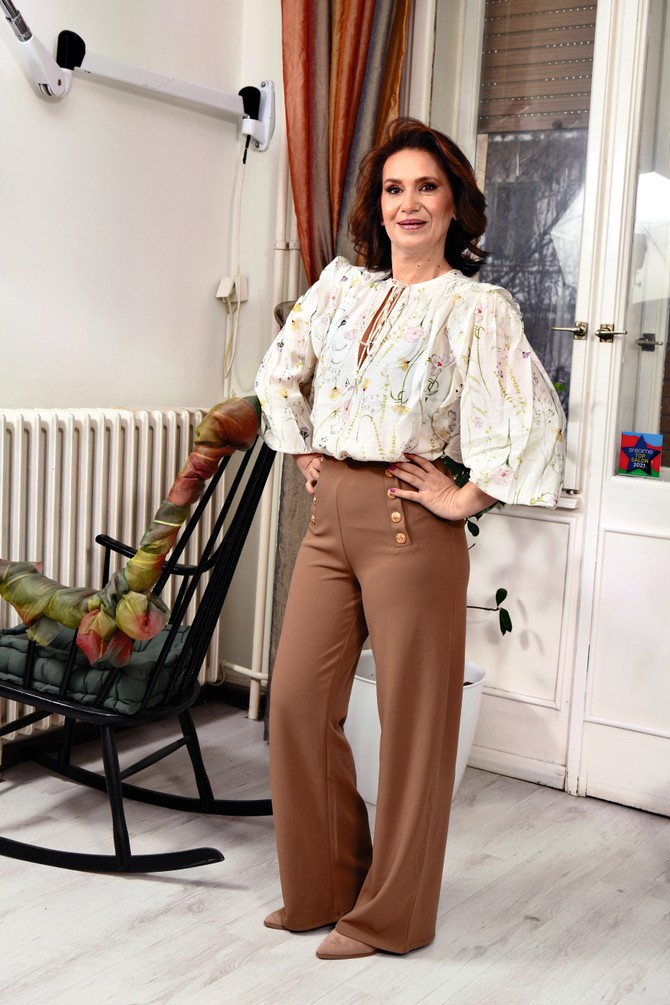 Pantalone, bluza „H&M“, čizmice „Metro“